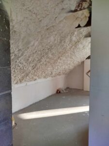 ocieplenie_poddasza_piana_poliuretanowa_1